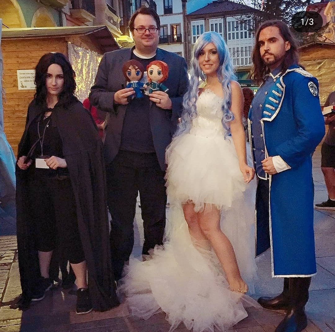 Propongo reunión para foto grupal todos los Cosplayers del Cosmere junto a la mesa de firmas TODOS los días al acabar las firmas de Brandon 🥰 <a href="/festivalcelsius/">Celsius 232</a> <a href="/nova/">Nova</a>
✨Martes = 21:15
✨Miércoles = 17:30
✨Jueves = 16:15
✨Viernes y Sábado = 18:45
Difundid para que estemos todos!
