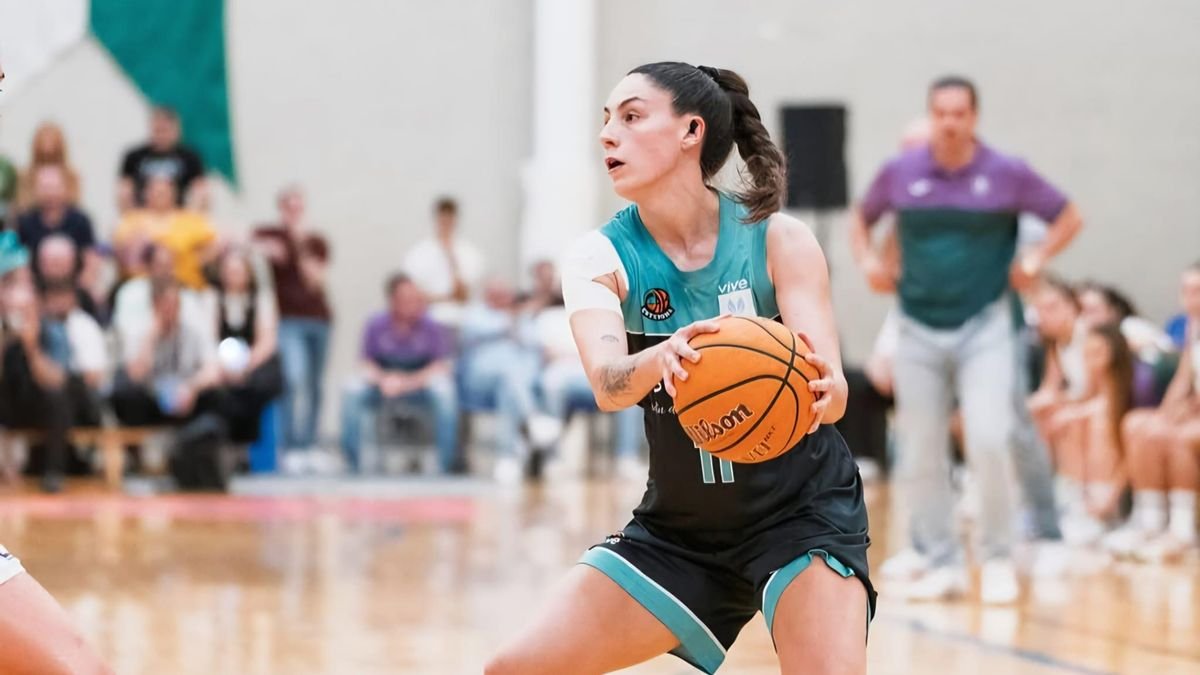 🔸 Noelia Masiá 🇪🇸
🧱 Alero · 1,82 m · 24 años
⬅️ CAB Estepona (LF Challenge)
📊 PTS: 6.6 · RBS: 3.6 · AST: 1.2 · VAL: 6.4
💥 Trabajo silencioso y versátil. Fuerte en el rebote y sólida en defensa. 
🐦 <a href="/Noeliamasia/">Noelia Masiá</a>