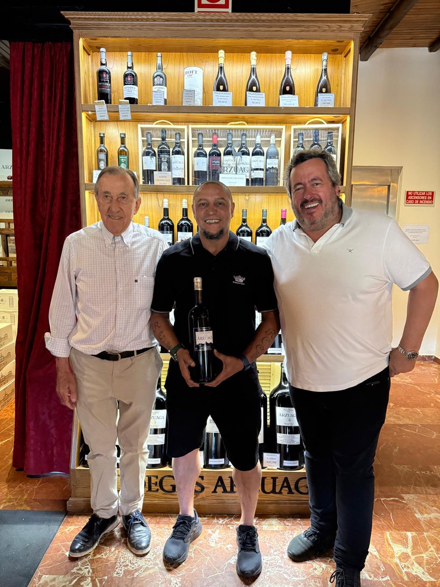 Bodegas Arzuaga (@bodegasarzuaga) on Twitter photo Hemos tenido el honor de recibir una visita muy especial de uno de los más grandes del futbol a nivel mundial, además de un buen amigo de Arzuaga: ¡ <a href="/Oficial_RC3/">Roberto Carlos</a> !
Le acompañan Florentino y Nacho
#DescubreArzuaga Hemos tenido el honor de recibir una visita muy especial de uno de los más grandes del futbol a nivel mundial, además de un buen amigo de Arzuaga: ¡ <a href="/Oficial_RC3/">Roberto Carlos</a> !
Le acompañan Florentino y Nacho
#DescubreArzuaga
