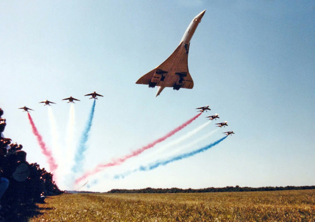 happy Bastille Day! 
Concorde and the Patrouille de France in 1988.

© Jean Caillou