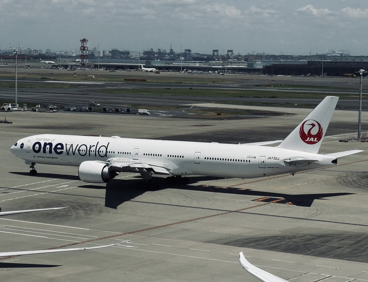 JAL B777-300ER (JA732J) のONE WORLD塗装機、JALの塗装はシンプルで好