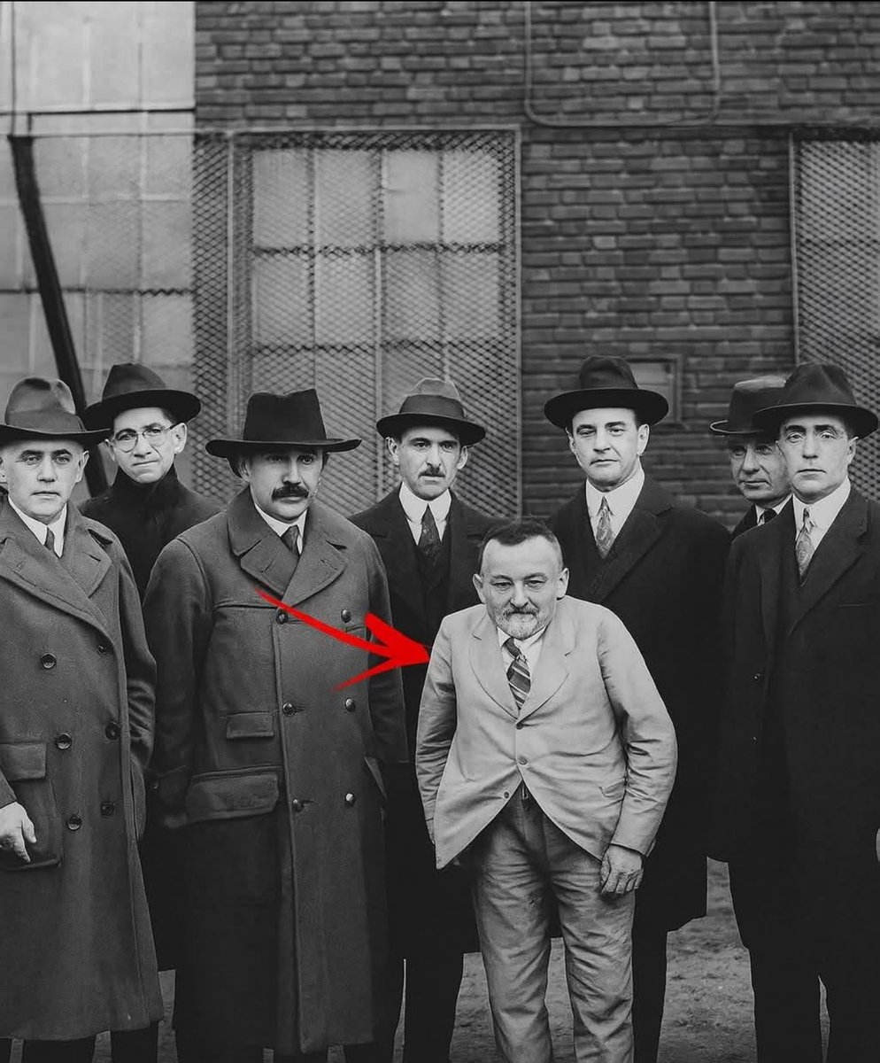 rakeshvaid's tweet image. #Genius #brainpower 
#amazing 
Ever heard the legend of the engineer who billed $10,000 for a simple repair? It really happened—and the man behind it was Charles Proteus Steinmetz (1865–1923), a true electrical genius.

Here’s what went down: a massive generator at Henry Ford’s…