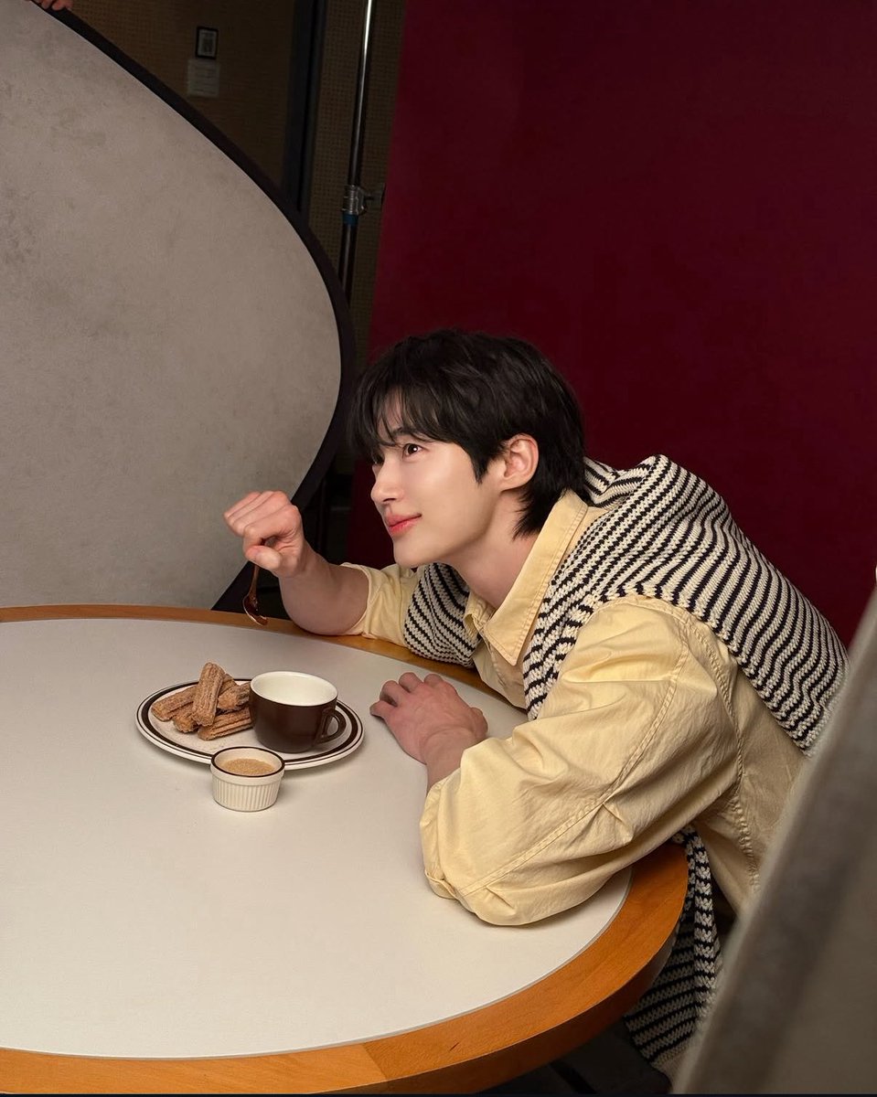 그르케쳐다보면나어뜨카라고🫠
#변우석