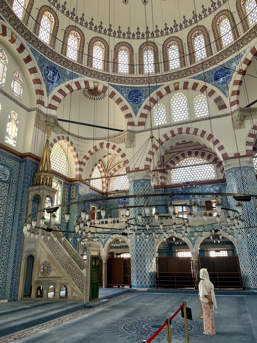 JorgeBustos1's tweet image. Puente sobre el Bósforo entre Europa y Asia. La coqueta mezquita que el gran Sinan (el Miguel Ángel de Solimán) diseñó para el yerno del sultán. La ¿babucha? de Mahoma en la sala de las reliquias del palacio Topkapi. Gatete turco con mucha calle.
(“Y allá a su frente Estambul”)