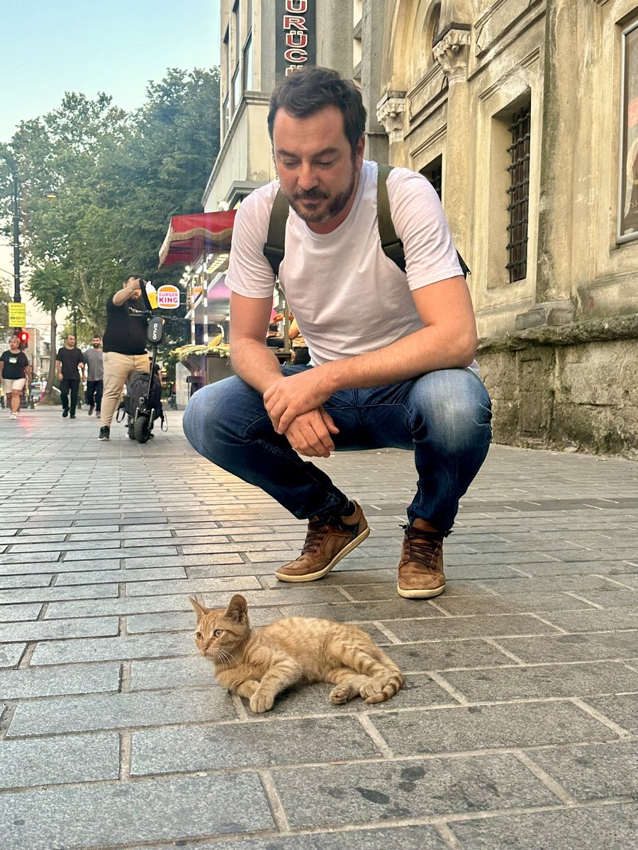 JorgeBustos1's tweet image. Puente sobre el Bósforo entre Europa y Asia. La coqueta mezquita que el gran Sinan (el Miguel Ángel de Solimán) diseñó para el yerno del sultán. La ¿babucha? de Mahoma en la sala de las reliquias del palacio Topkapi. Gatete turco con mucha calle.
(“Y allá a su frente Estambul”)