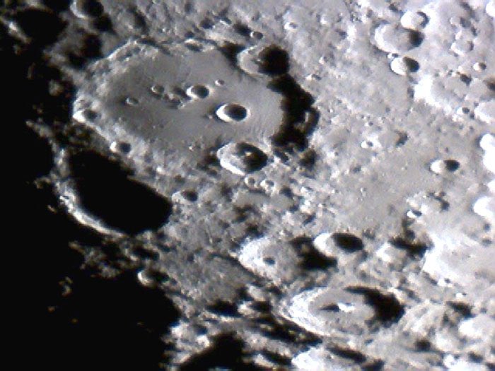 Xavi_Bros's tweet image. Moon crater Clavius imaged with a webcam.
It's also the crater where humans have an important facility in the film "2001 Space Odyssey"…