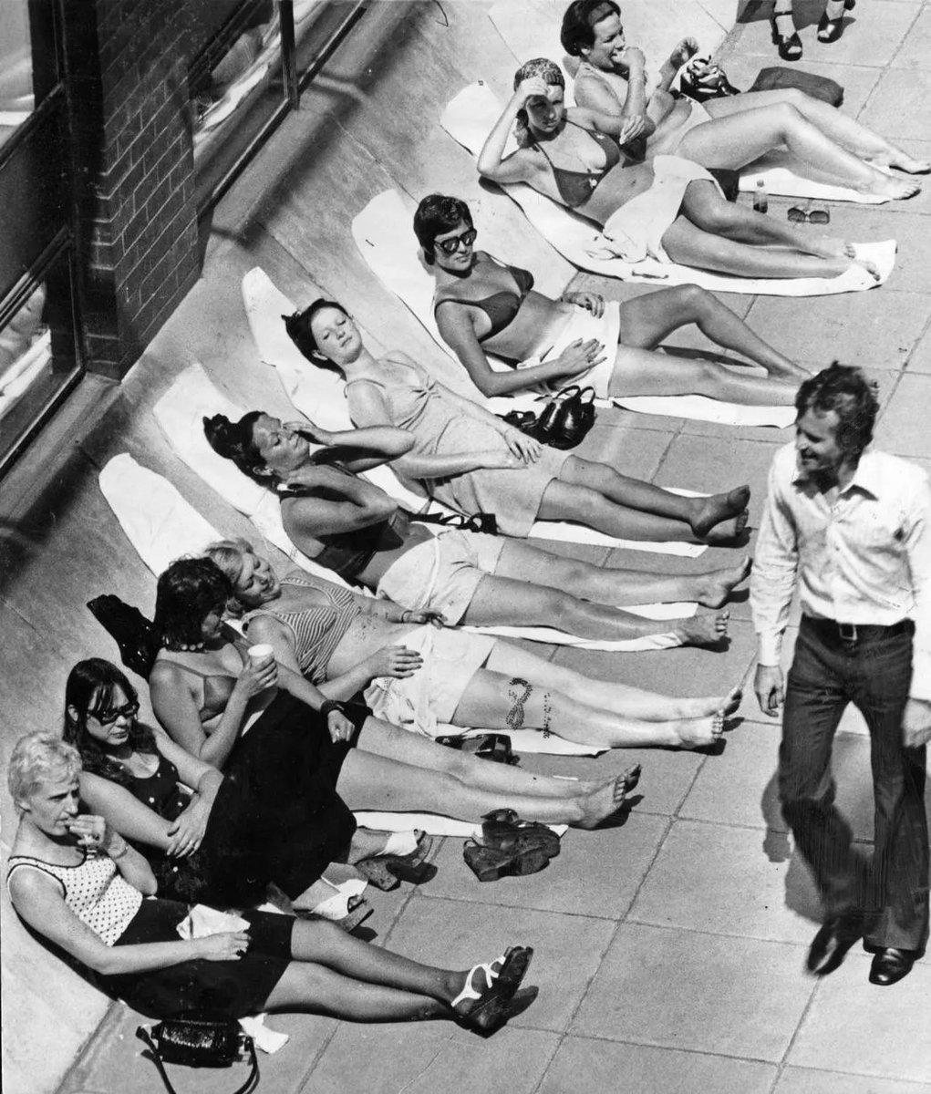 Brian Groom (@groomb) on Twitter photo Sunbathers in Spinningfields, Manchester, August 1975 (Mirrorpix/<a href="/MENnewsdesk/">Manchester News MEN</a>). Sunbathers in Spinningfields, Manchester, August 1975 (Mirrorpix/<a href="/MENnewsdesk/">Manchester News MEN</a>).