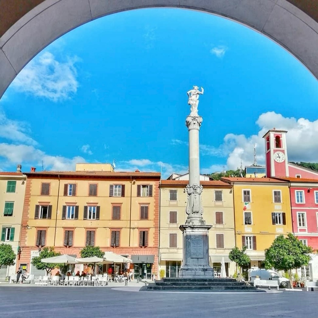 Mercurio Square is one of the most charming spots in the center of #Massa: historic, lively, and perfect for a break between art and everyday life.
👉 bit.ly/massa-en
📸 @massaincartolina [bit.ly/4eiTtLy]
🖇️ <a href="/ViaFrancigenaEU/">Via Francigena AEVF</a>