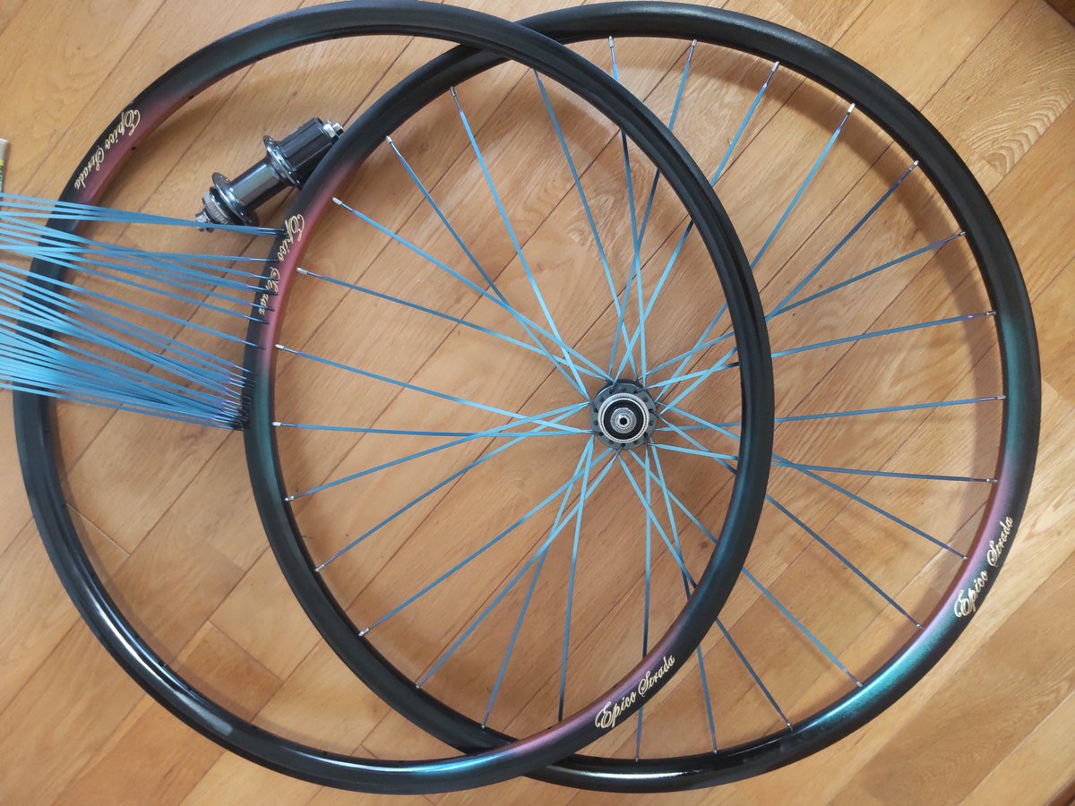 久々にホイール組み
リム：KINLIN　AL22W
ハブ：シマノCX75
スポーク：PILLARきしめん(1432）
なぜ150gも重いブレードスポーク使ってんのかって？
高級ホイールっぽく見えるじゃん！
（特売してました）
#ロードバイク
#かきくRE自転車工房
#手組ホイール