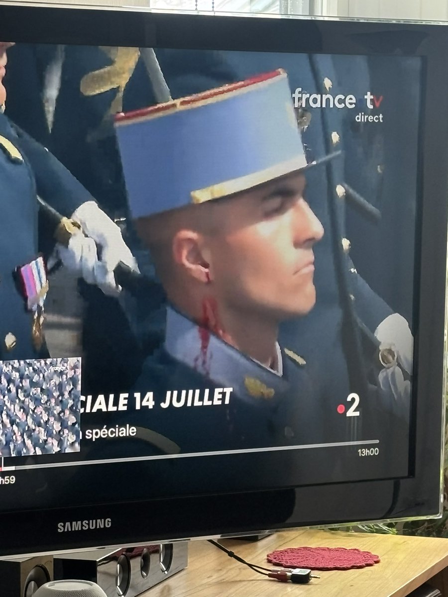 WDbapWD's tweet image. Dangereux de marcher le 14 juillet…