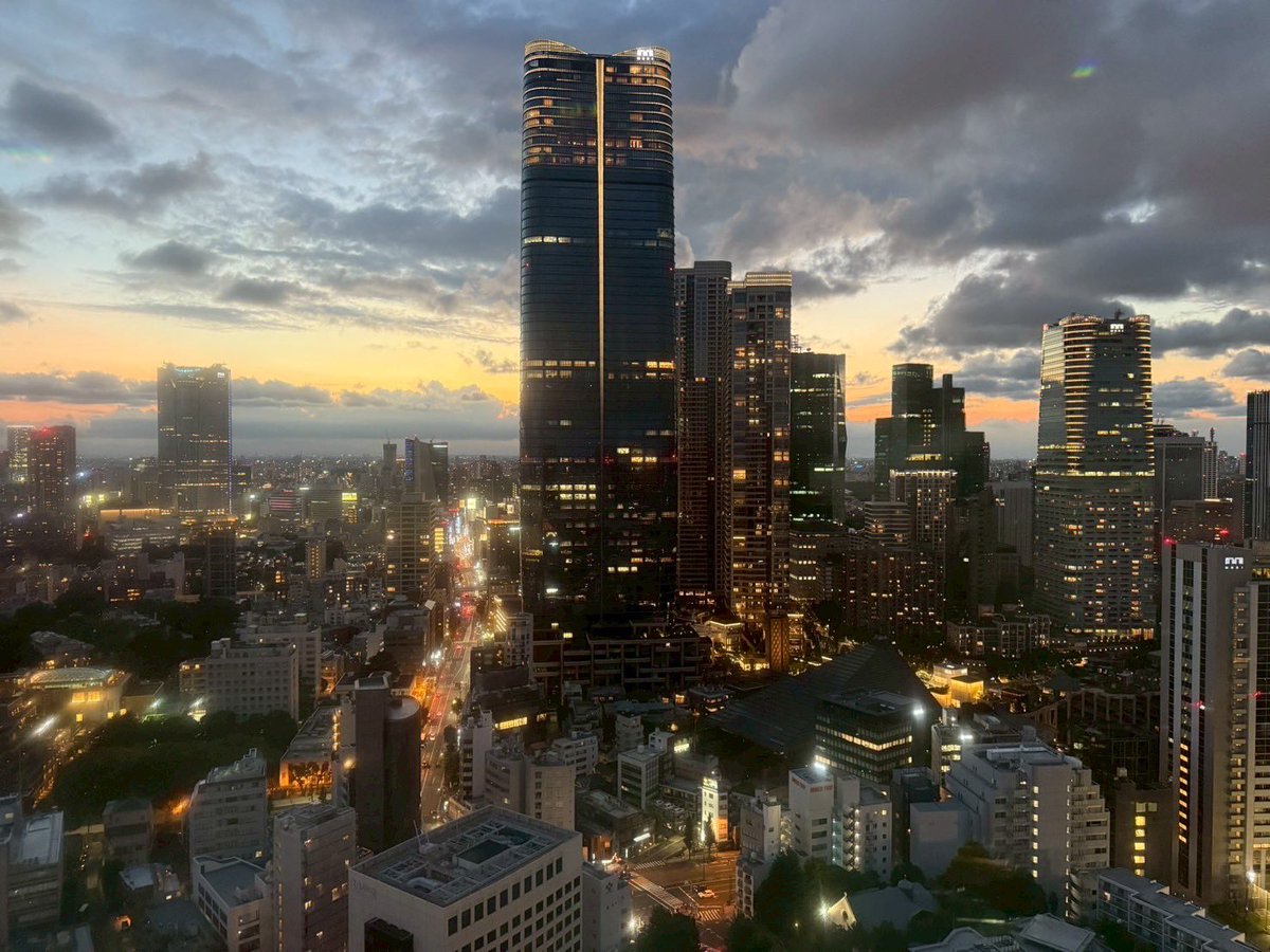 rose1007rose's tweet photo. 遠くから見る東京タワーもいいけど
東京タワーから見る夜景もいいよ https://t.co/Ar69ZO6z6N