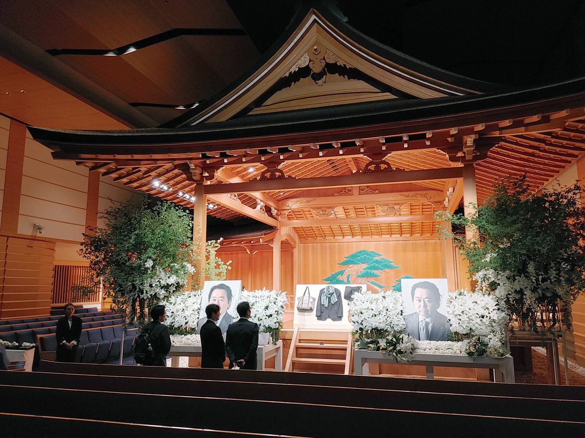 KONFUNK's tweet image. 松﨑さんのお別れ会に。
GINZA SIXの地下深くにある能楽堂でBGMはクレイジーケンバンド。
『クロノス日本版』のマンガ連載は松崎さんが言い出した事。もう13年くらい前になるんだなあ。