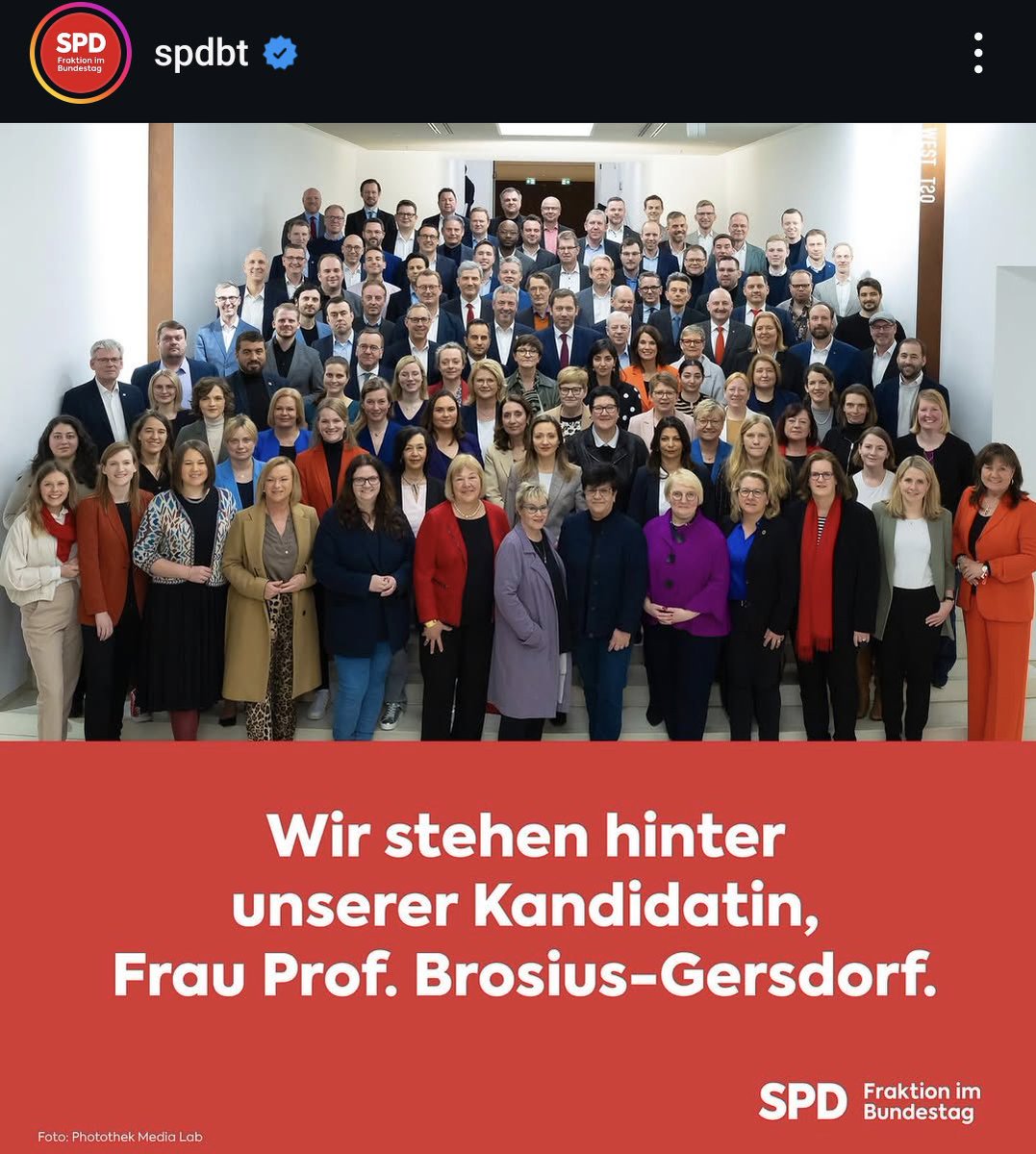 finnwerner_'s tweet image. Dieses Foto wurde nicht für den angegeben Anlass gemacht, sondern ist das erste Foto der neugewählten SPD-Fraktion vom 24. Februar.
Ich würde mal bezweifeln, dass alle abgebildeten Personen glücklich über diesen Post sind.