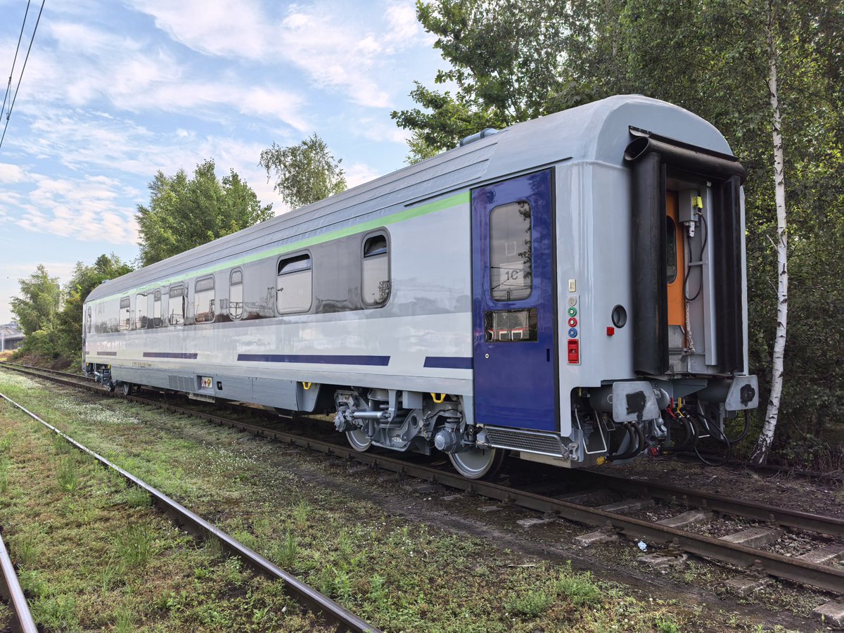 🆕 Pierwszy Combo z #FPS gotowy i przygotowany do testów oraz prób. 

50 51 84-78 186-0 (ex. #112Ag, 004-2). W ramach zamówienia poznański FPS wyprodukuje 50 wagonów Combo. Wyjadą z oznaczeniem #112A_20. 

Łącznie PKP IC będzie miało 172 wagonów Combo ✅

Fot. Grzesiek Gu 📸