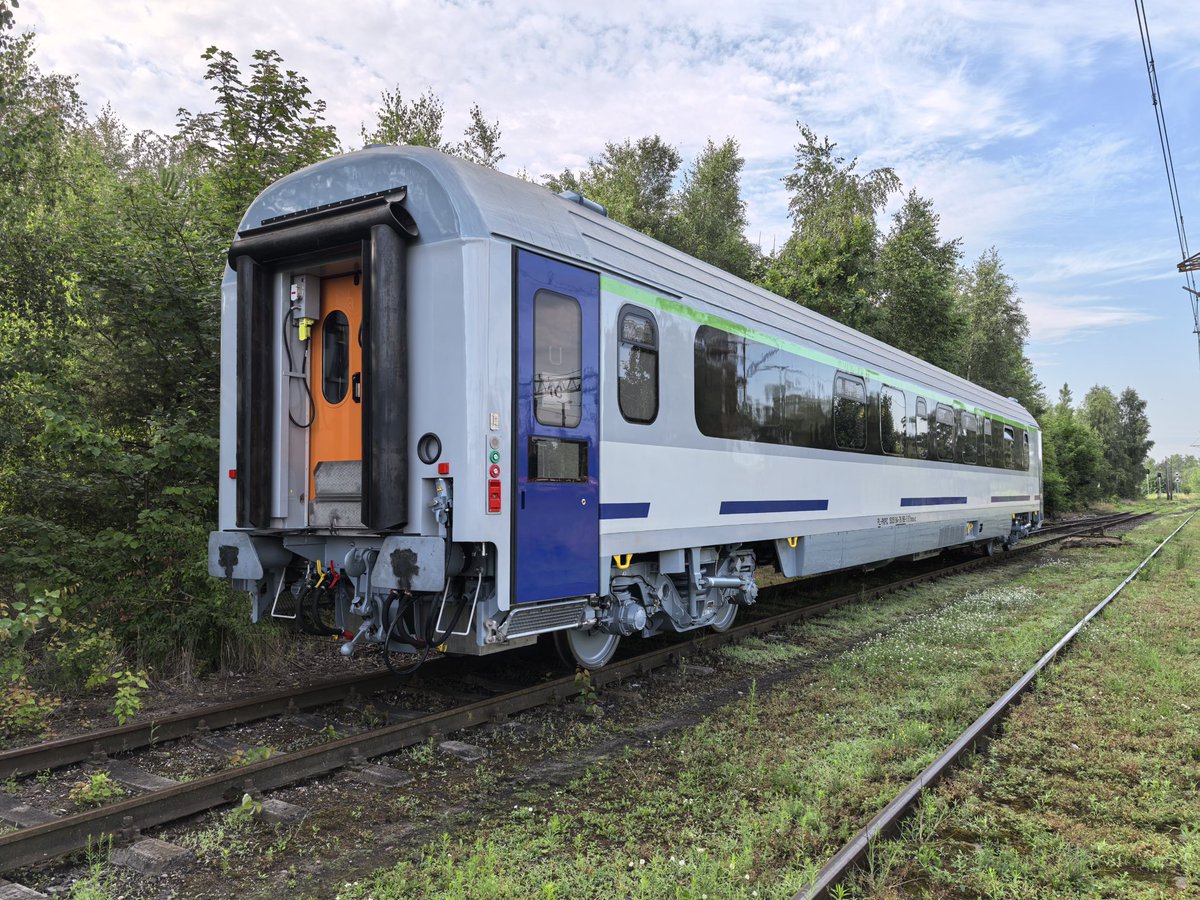baza_wagonow's tweet photo. 🆕 Pierwszy Combo z #FPS gotowy i przygotowany do testów oraz prób.
50 51 84-78 186-0 (ex. #112Ag, 004-2). W ramach zamówienia poznański FPS wyprodukuje 50 wagonów Combo. Wyjadą z oznaczeniem #112A_20.
Łącznie PKP IC będzie miało 172 wagonów Combo ✅
Fot. Grzesiek Gu 📸 https://t.co/KSH6nzNqUW