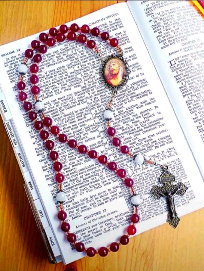 AlesandroJR's tweet image. Pray the Rosary. Keep the beads rolling!