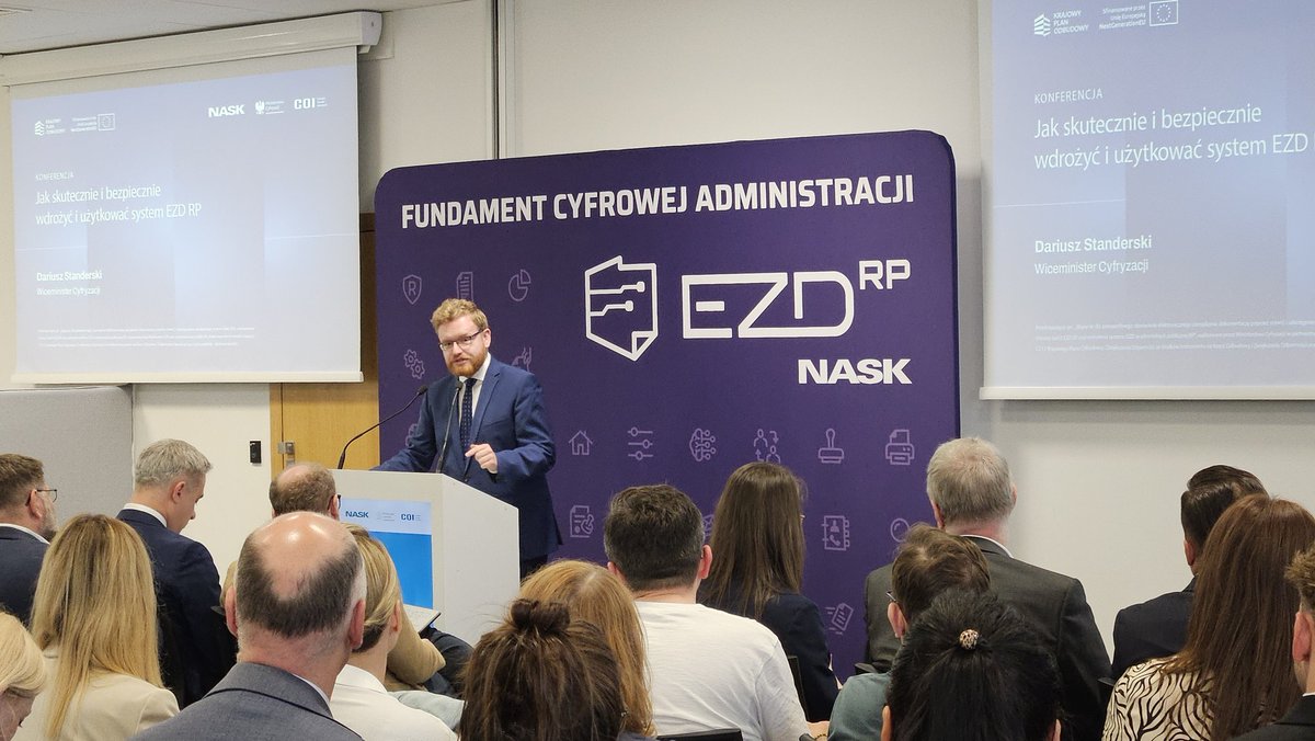 NASK_pl's tweet image. Wiceminister cyfryzacji @DStanderski: Naszym priorytetem jest to, aby obsługa spraw urzędowych była szybka, przejrzysta i bezpieczna. Również w małych miejscowościach. Dzięki #EZDRP to możliwe.