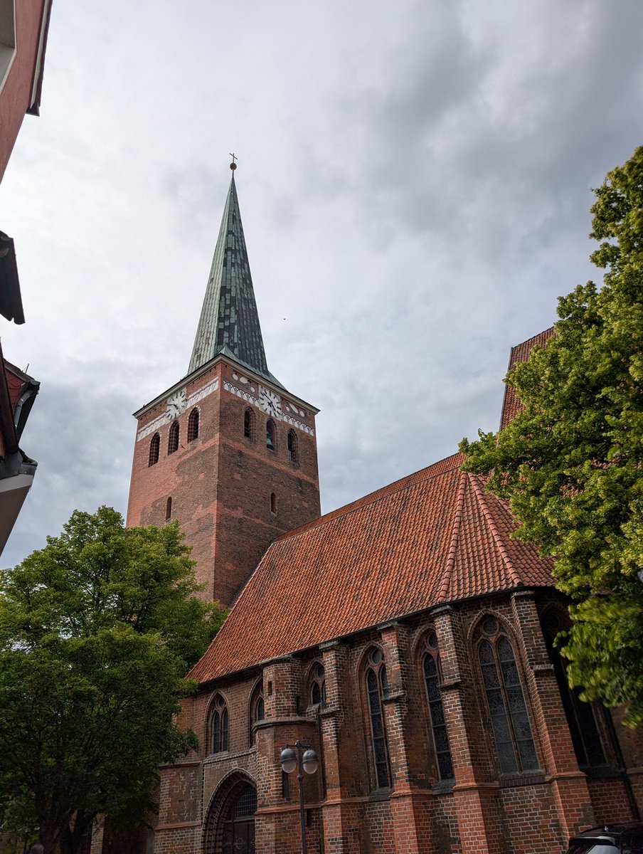 ドイツにルーツを持つ #嵐莉菜 さんが向かった先は、ドイツ北部に位置する自然に囲まれた小さな町・ユルツェン。

祖父母が暮らし、母が育った自身の"故郷”ともいえる場所。約10年ぶりの再訪は、電車に揺られて移動🚃✨

小さい頃に訪れていた教会へ足を運び、