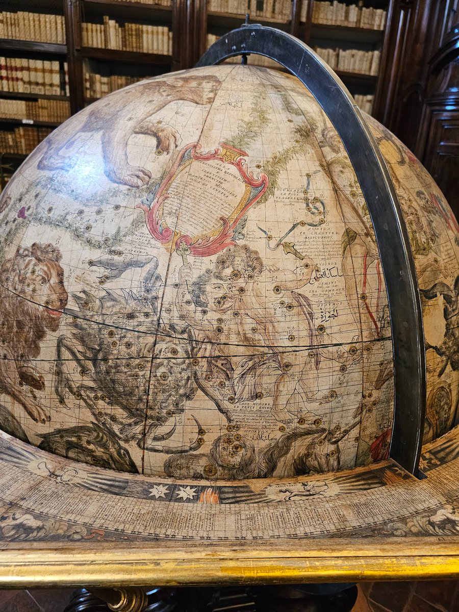ludwigbarragan's tweet image. This globe from the XVII century depicts the constellations 🌟🌠✨ with great detail and beauty.