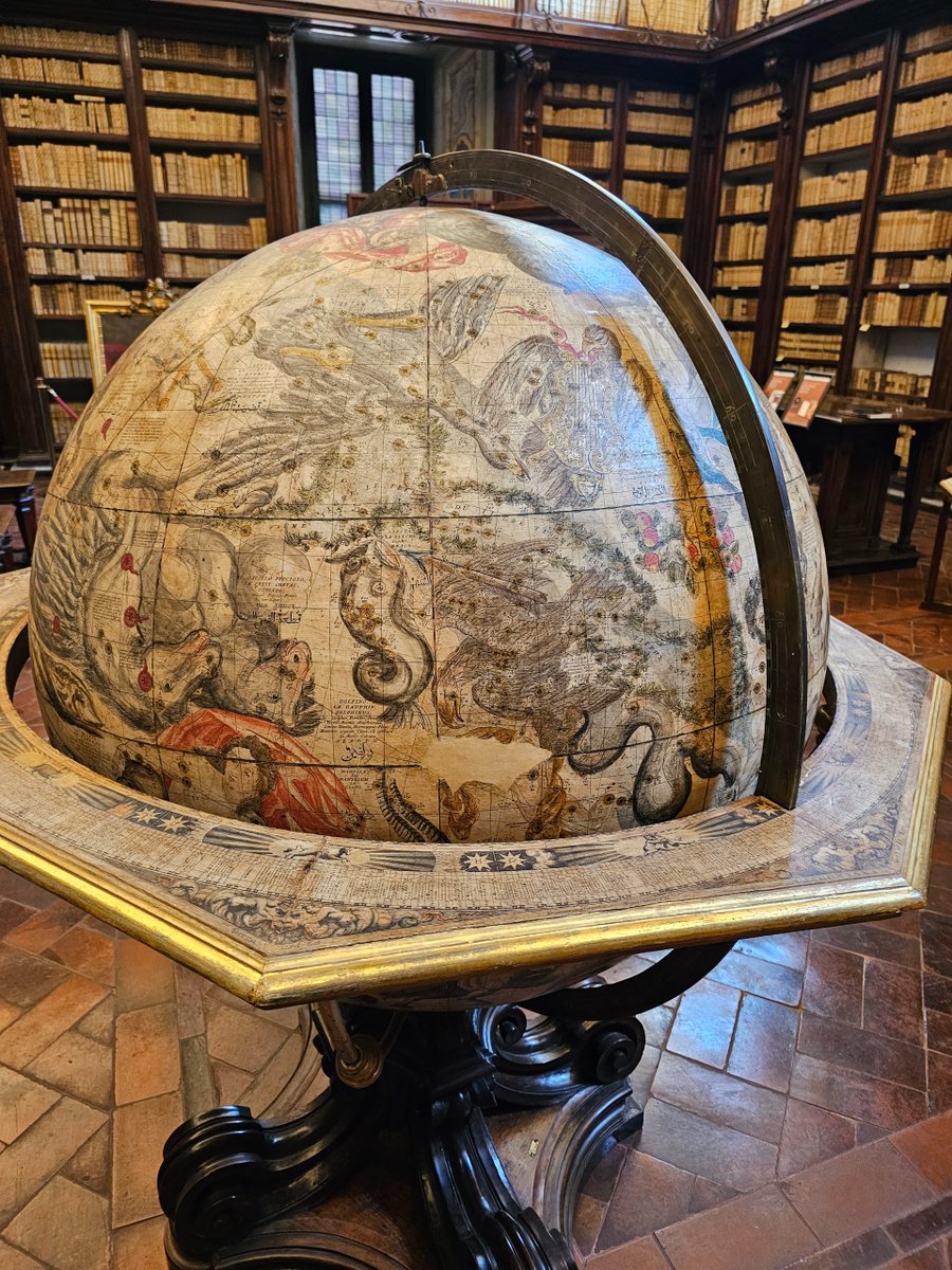 ludwigbarragan's tweet image. This globe from the XVII century depicts the constellations 🌟🌠✨ with great detail and beauty.