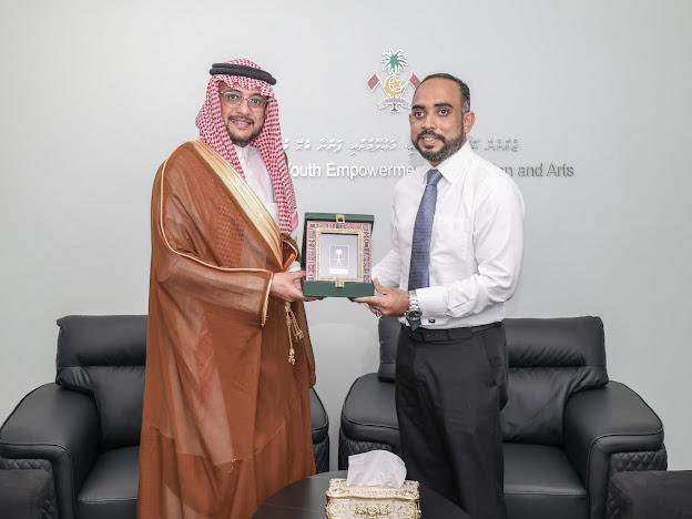 Ambassador H.E Mr. Yahya bin Hassan Al-Qahtani, paid a courtesy call on H.E Mr. Ibrahim Waheed, Minister of Youth Empowerment, Information and Arts.
The meeting focused on enhancing bilateral cooperation in youth empowerment, arts, media development, and cultural exchange.