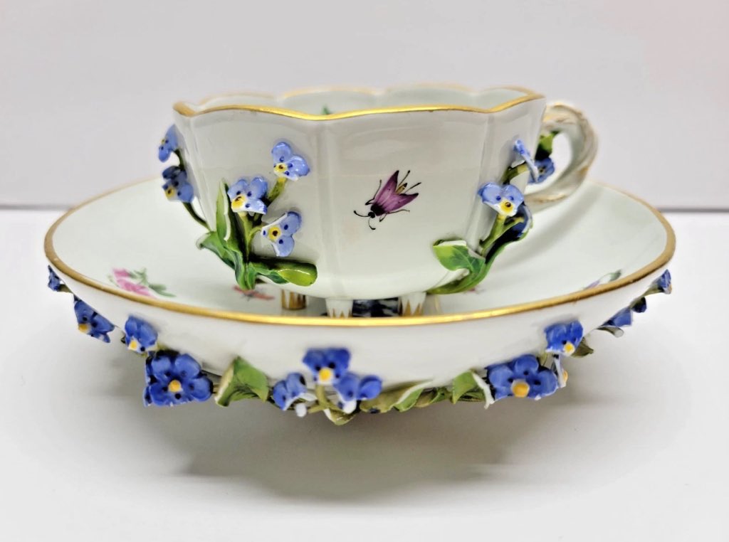 제가 19세기 마이센 Forget me not 물망초 
찻잔을 따서 행복한 사람으로 보이시나요?
정답입니다. 진짜 승천할거같아요🪻💙🦋