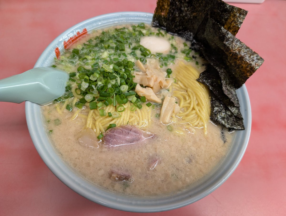 Televiken3rdGen's tweet image. 7/13㈰深夜😅
金曜夜以降らーめん食べてなかったから真夜中だけど…食べた物全部身になりそうだけど我慢出来ずに来ちゃった😣
プレミアム塩とんこつ@大盛
(+大盛券)(海苔5枚+コロチャーシュー6個︰クーポン利用)
ギョーザ&ライス
つけ麺醤油と迷ったがプレ塩にした🤷🏻山岡家美味いね‼️