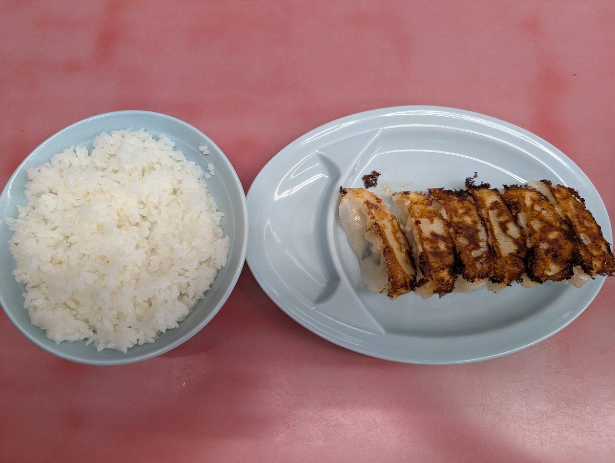 Televiken3rdGen's tweet image. 7/13㈰深夜😅
金曜夜以降らーめん食べてなかったから真夜中だけど…食べた物全部身になりそうだけど我慢出来ずに来ちゃった😣
プレミアム塩とんこつ@大盛
(+大盛券)(海苔5枚+コロチャーシュー6個︰クーポン利用)
ギョーザ&ライス
つけ麺醤油と迷ったがプレ塩にした🤷🏻山岡家美味いね‼️