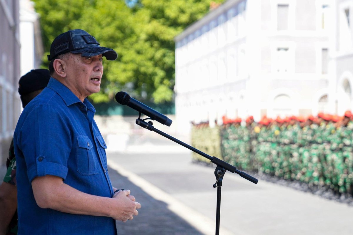 sjafriesjams's tweet image. Saya meninjau langsung kesiapan Kontingen Satgas Patriot II menjelang partisipasi pada Bastille Day 2025, di barak militer Fort Vincennes, Paris (Minggu, 13 Juli 2025).
Dalam kunjungan tersebut, saya memberikan semangat dan apresiasi kepada para prajurit TNI serta taruna-taruni…