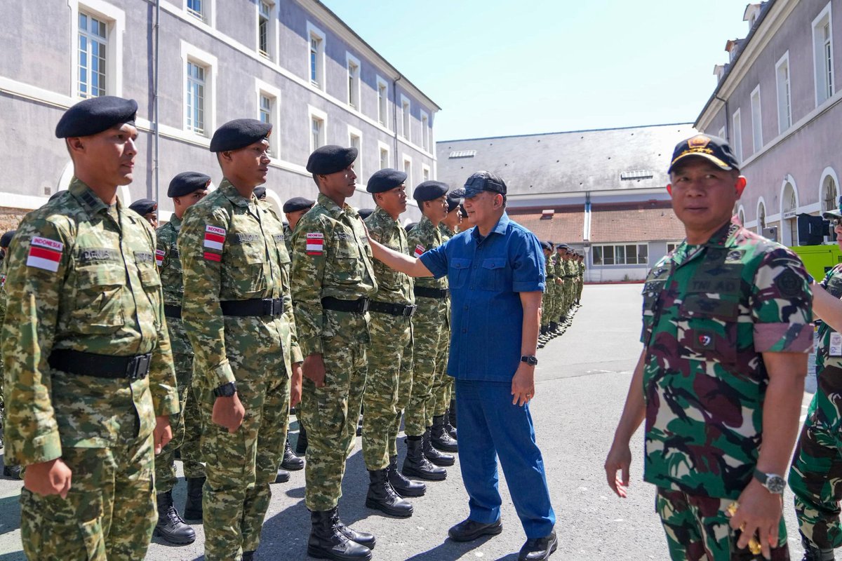 sjafriesjams's tweet image. Saya meninjau langsung kesiapan Kontingen Satgas Patriot II menjelang partisipasi pada Bastille Day 2025, di barak militer Fort Vincennes, Paris (Minggu, 13 Juli 2025).
Dalam kunjungan tersebut, saya memberikan semangat dan apresiasi kepada para prajurit TNI serta taruna-taruni…