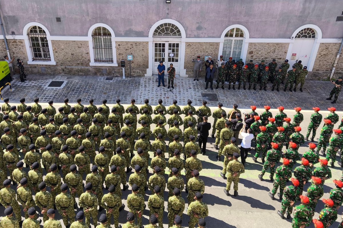 sjafriesjams's tweet image. Saya meninjau langsung kesiapan Kontingen Satgas Patriot II menjelang partisipasi pada Bastille Day 2025, di barak militer Fort Vincennes, Paris (Minggu, 13 Juli 2025).
Dalam kunjungan tersebut, saya memberikan semangat dan apresiasi kepada para prajurit TNI serta taruna-taruni…