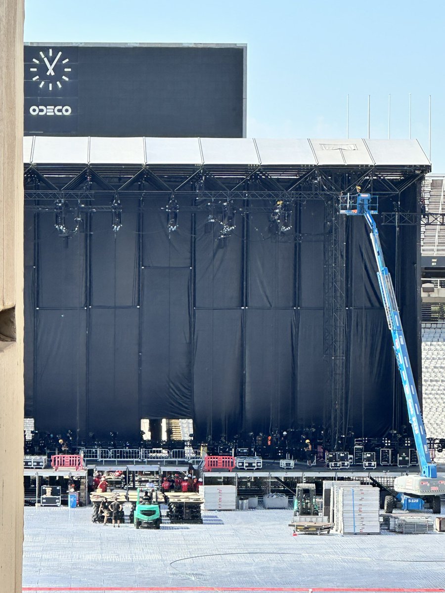 Escenario de #MetamorfosisSeason en construcción en Barcelona 💙