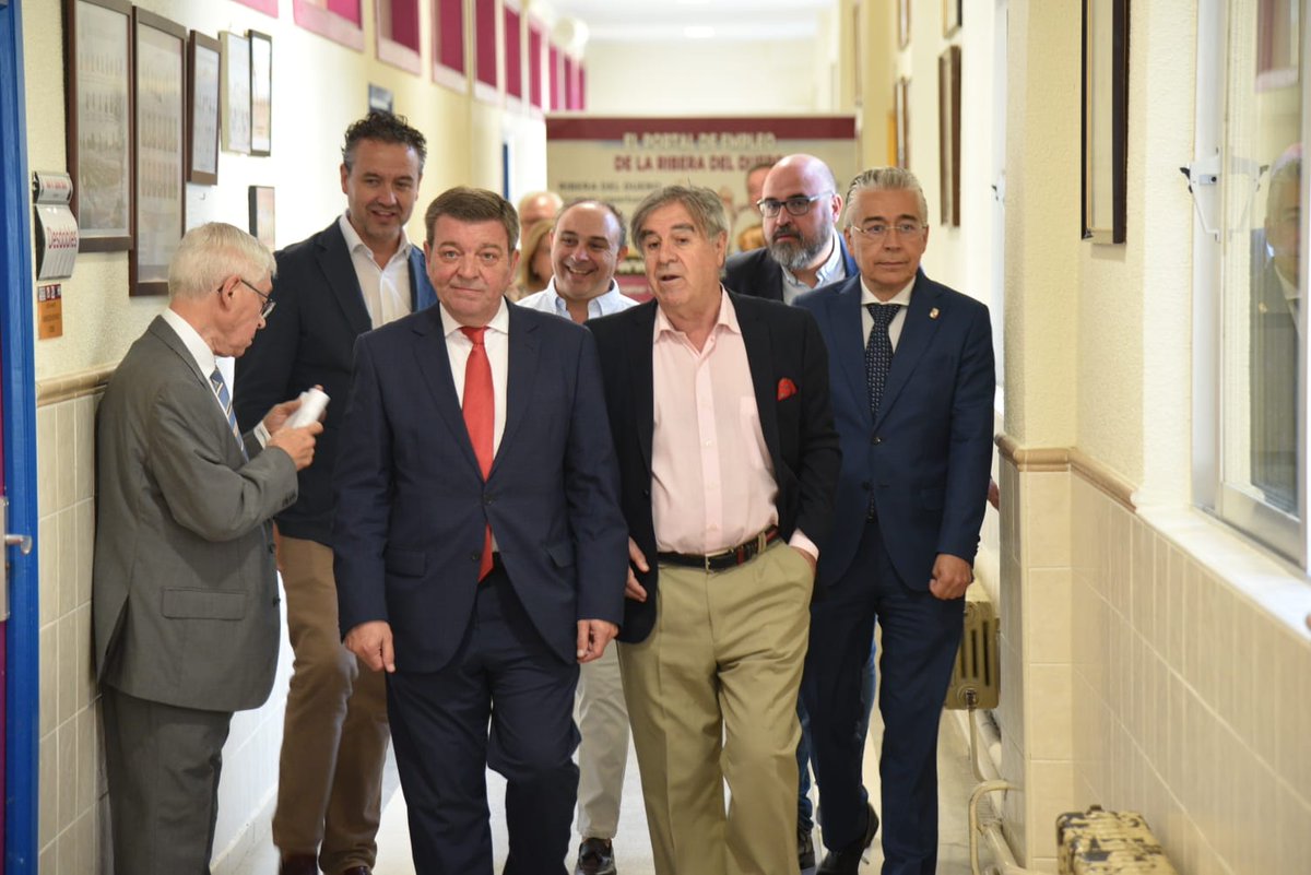 En #ArandaDeDuero y junto a <a href="/graciano_palomo/">Graciano Palomo</a> , la <a href="/jcyl/">Junta de Castilla y León</a> inaugura una nueva edición del curso Prensa y Poder en el Colegio San Gabriel (y ya van trece!), para que los jóvenes conozcan a figuras del periodismo, la empresa y la política, y reflexionen sobre la Europa de las regiones