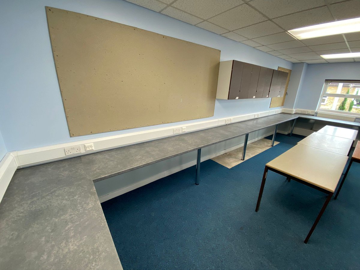 MTufflex's tweet image. Our XL #Dado #Trunking has been installed in a school in Kent 🏫

Manufactured using 100% recycled material ♻️

Thanks Chris Francis for the installation pics!

Send your pics to +44 7483 939074 via WhatsApp for a FREE coffee voucher! ☕

#MarshallTufflex #ElectricalInstallation