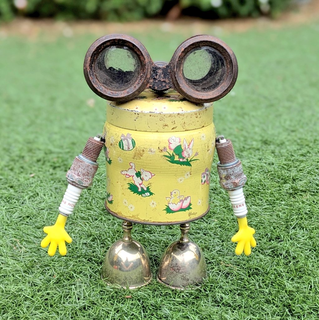 junk_bots's tweet image. Beheaded and now has new eyes. I don&apos;t think I did wrong.