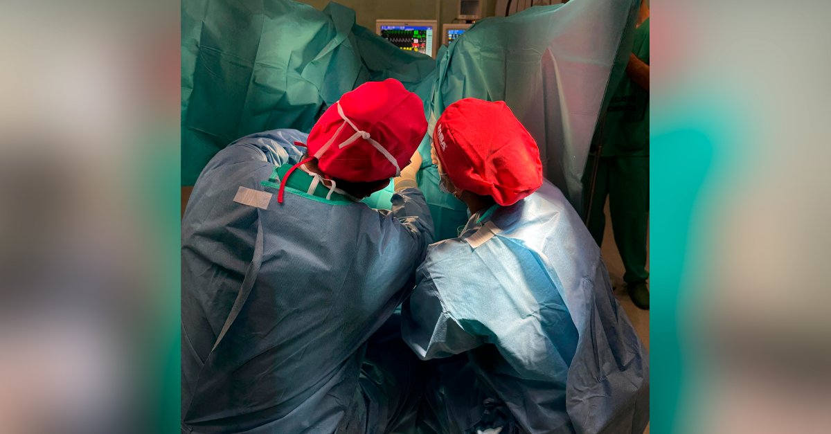 La semana pasada el equipo médico del Complejo Hospitalario Universitario de Ferrol realizó cuatro cirugías con nuestra matriz bioactiva autóloga para el sellado y cicatrización de fístulas, Obsidian RFT. 

Muchas gracias a los doctores Ramón López de los Reyes, María Echevarría