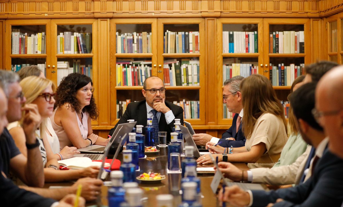 Cortes de Castilla-La Mancha (@cortesclm) on Twitter photo 🏛️ El próximo #PlenoCLM debate este jueves sobre #FinanciaciónAutonómica, #carreteras e #Incendios. Hoy se han reunido la Junta de Portavoces y la Mesa presididas por <a href="/PabloBellido_Az/">Pablo Bellido</a> para convocar la sesión.
📝 cortesclm.es/index.php/8-no…
📸 flic.kr/s/aHBqjCmnZt 🏛️ El próximo #PlenoCLM debate este jueves sobre #FinanciaciónAutonómica, #carreteras e #Incendios. Hoy se han reunido la Junta de Portavoces y la Mesa presididas por <a href="/PabloBellido_Az/">Pablo Bellido</a> para convocar la sesión.
📝 cortesclm.es/index.php/8-no…
📸 flic.kr/s/aHBqjCmnZt