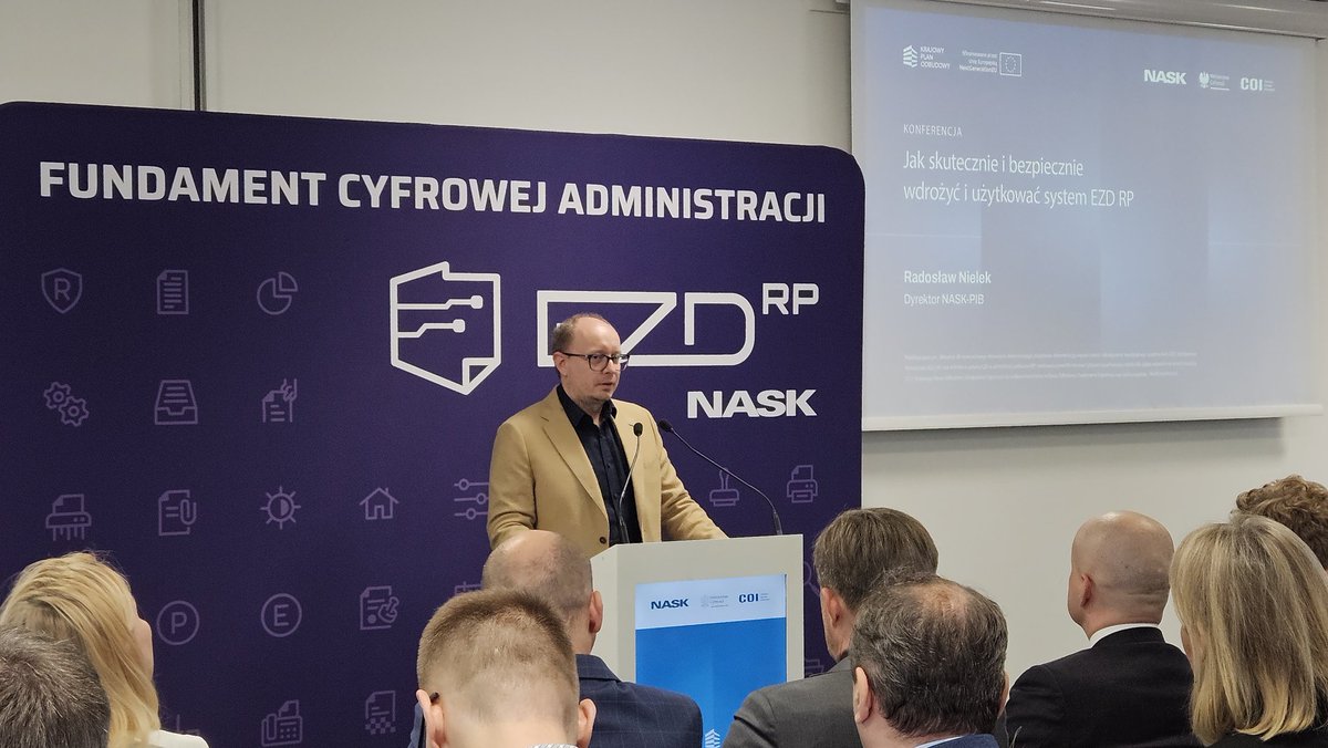 NASK_pl's tweet image. Dyrektor NASK Radosław Nielek: #EZDRP to najtrudniejszy projekt, jaki realizujemy w NASK. Dlatego, że wymaga współpracy tak wielu różnych podmiotów. Dziś z systemu korzysta ponad 1300 jednostek, a do czerwca 2026 liczba ta się podwoi.