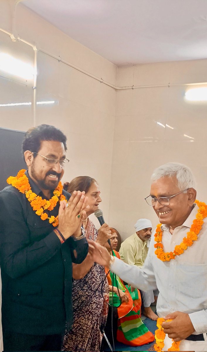 drukchaudhry's tweet image. भजनपुरा स्थित वरिष्ठ नागरिक हितार्थ समिति की जनरल मीटिंग में सहभागिता कर सम्मानित वरिष्ठजनों से संवाद का सौभाग्य प्राप्त हुआ। उनके अनुभव और मार्गदर्शन समाज के लिए प्रेरणास्रोत हैं। समिति के प्रधान श्री सुभाष भूटानी जी व समस्त सदस्यों का हार्दिक आभार। 🙏