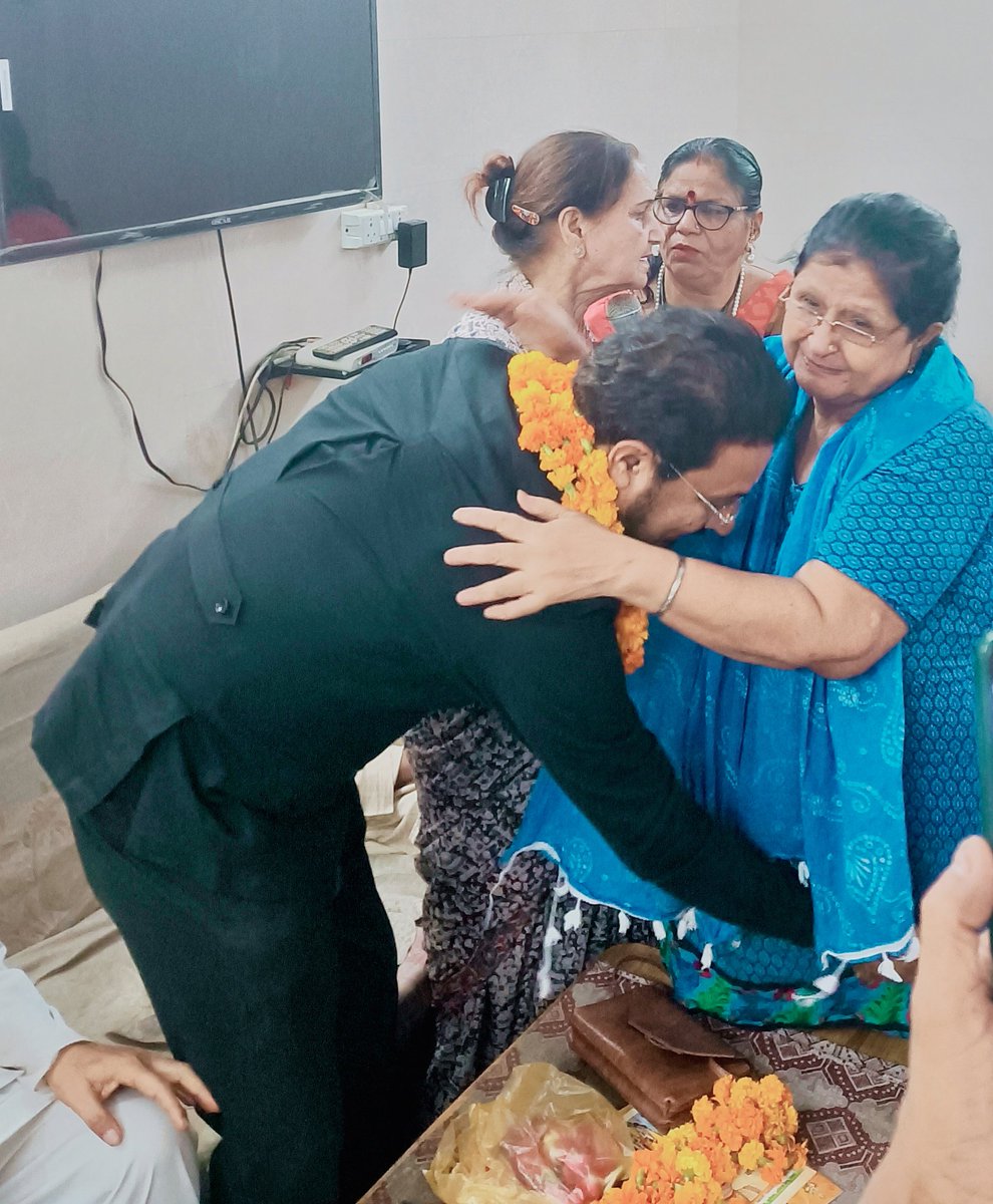 drukchaudhry's tweet image. भजनपुरा स्थित वरिष्ठ नागरिक हितार्थ समिति की जनरल मीटिंग में सहभागिता कर सम्मानित वरिष्ठजनों से संवाद का सौभाग्य प्राप्त हुआ। उनके अनुभव और मार्गदर्शन समाज के लिए प्रेरणास्रोत हैं। समिति के प्रधान श्री सुभाष भूटानी जी व समस्त सदस्यों का हार्दिक आभार। 🙏