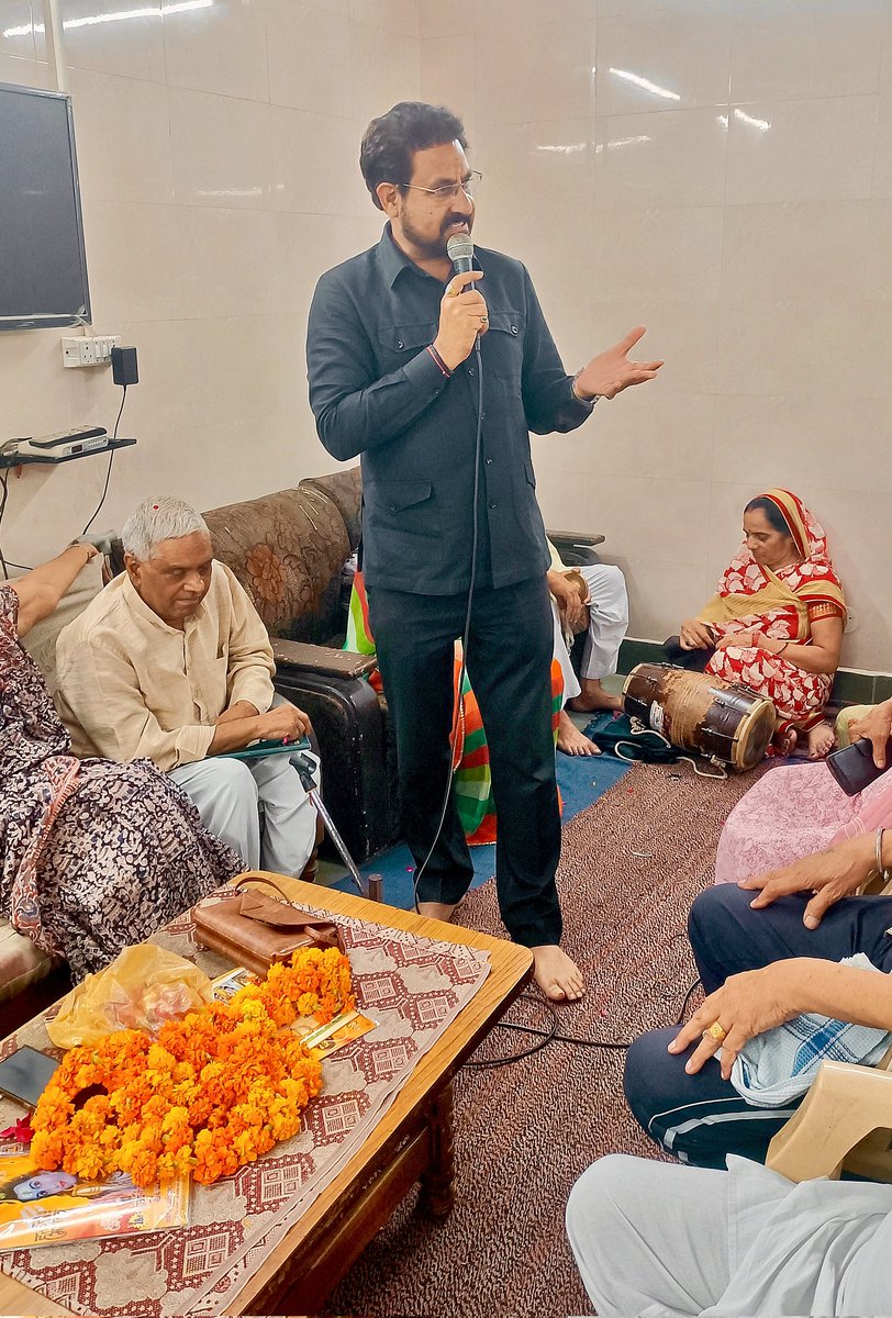 drukchaudhry's tweet image. भजनपुरा स्थित वरिष्ठ नागरिक हितार्थ समिति की जनरल मीटिंग में सहभागिता कर सम्मानित वरिष्ठजनों से संवाद का सौभाग्य प्राप्त हुआ। उनके अनुभव और मार्गदर्शन समाज के लिए प्रेरणास्रोत हैं। समिति के प्रधान श्री सुभाष भूटानी जी व समस्त सदस्यों का हार्दिक आभार। 🙏