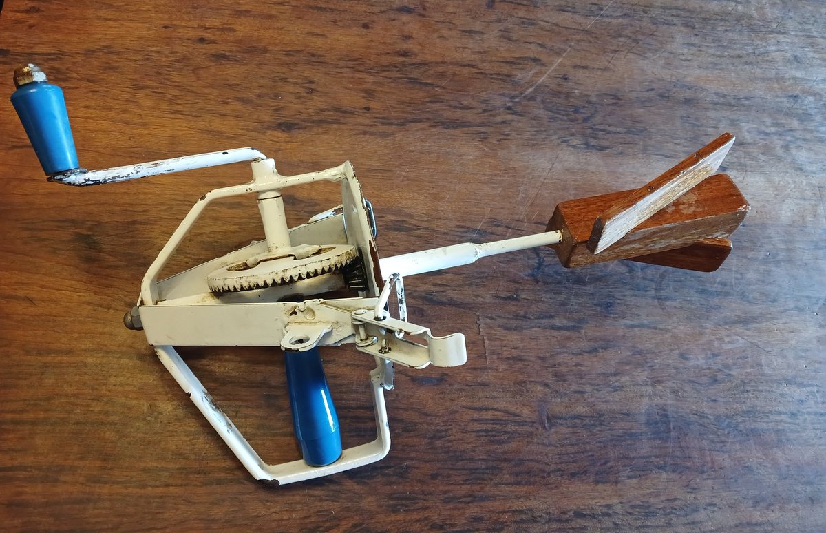 Trockenkammer entrümpeln und säubern.
Ganz oben auf einem Regal haben wir dieses alte Schätzeken gefunden, das an eine Kanne geklemmt und mit dem Butter gemacht wurde.