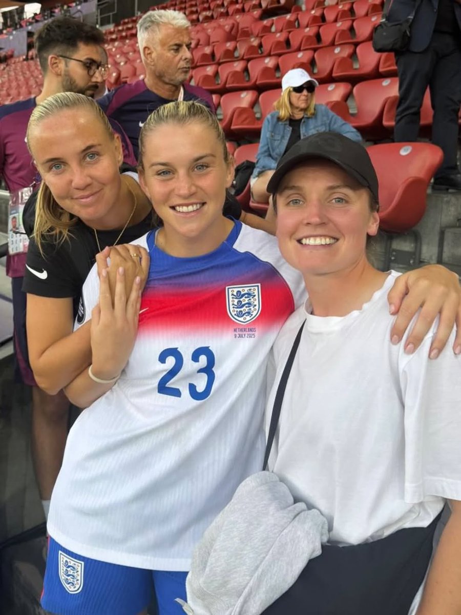 AdobeWFACup's tweet image. Some of the stars of the #AdobeWomensFACup have been showing up to support their besties during #WEURO2025 🥰