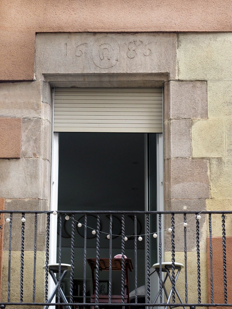I qui no ha passat per davant de la pastisseria Guifré del carrer Gran, abans coneguda pel Bebè, sense adonar-se de la data que hi ha a la llinda del primer pis? Segur que la majoria!
Petita història de Cal Ferrer aquí 👇
drive.google.com/file/d/1GSDVml…