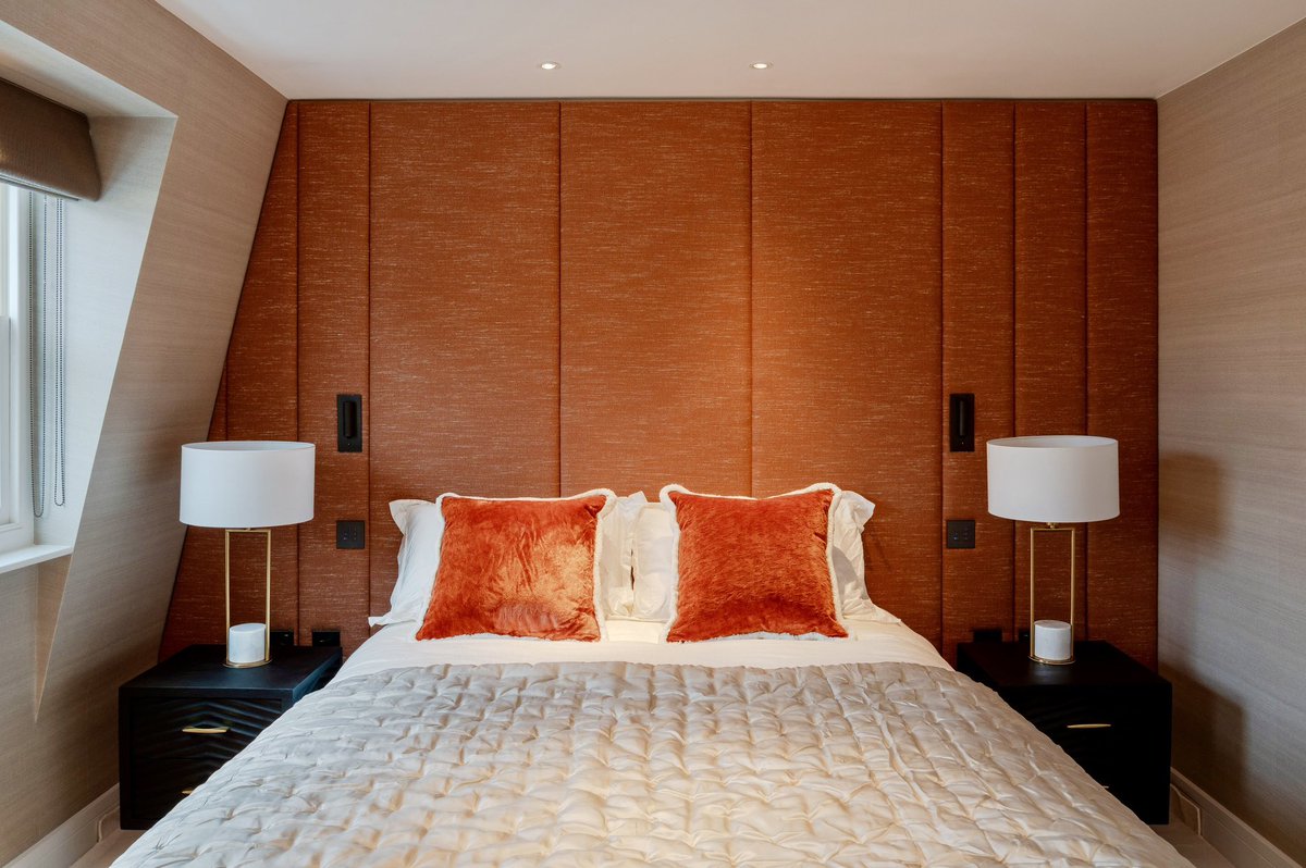 A space where simplicity becomes statement

Upholstered wall panelling anchors the room in warmth, paired with soft lighting and bold textures. Every detail invites calm without compromise

#InteriorArchitecture #ChelseaResidence #LuxuryDesign #BespokeLiving #Dobuild
