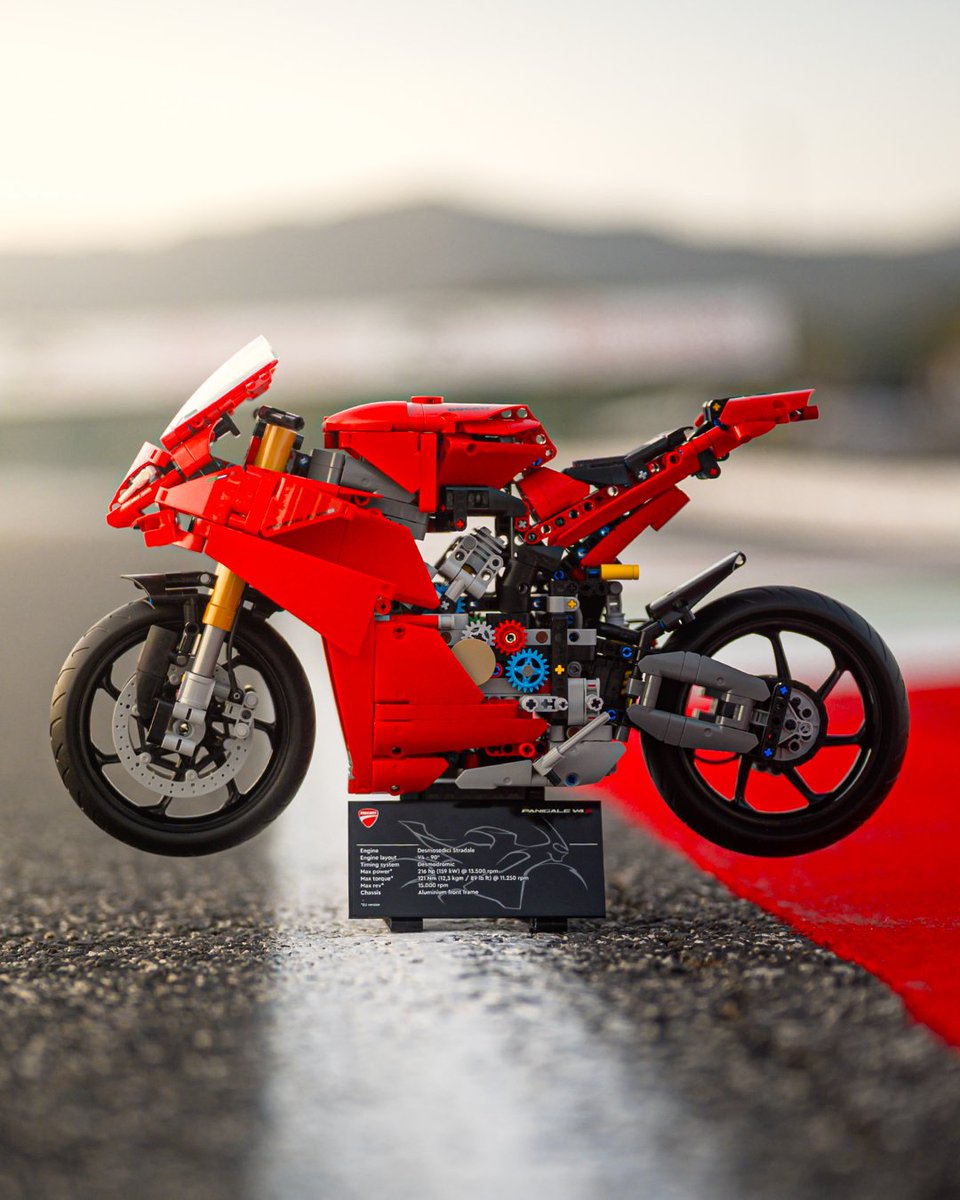 DucatiMotor's tweet image. For true Ducatisti, our collab with LEGO® Technic™ is here! Discover how 1603 bricks make up the stunning Panigale V4S!
ducati.com/ww/en/editoria…