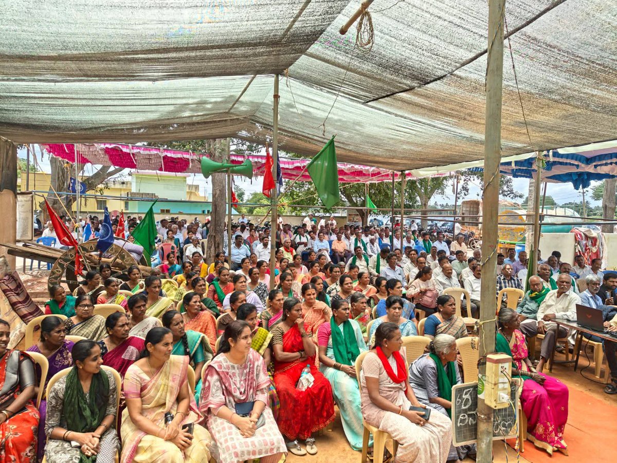 DHANALAKSHMIND3's tweet image. ದೇವನಹಳ್ಳಿ ತಾಲ್ಲೂಕಿನ ಚನ್ನರಾಯಪಟ್ಟಣಲ್ಲಿ 13 ಹಳ್ಳಿಗಳ ಭೂ ಸ್ವಾಧೀನ ವಿರೋಧಿ ಹೋರಾಟ ಸಮಿತಿ ನೇತೃತ್ವದಲ್ಲಿ ನಡೆಯುತ್ತಿರುವ ಗ್ರಾಮ ಸಂಕಲ್ಪ ಸಮಾವೇಶ
"ಅದೇಷ್ಟೇ ಕೋಟಿ ಕೊಟ್ಟರೂ ಉಳುಮೆ ಭೂಮಿ ಬಿಡುವುದಿಲ್ಲ..."👇