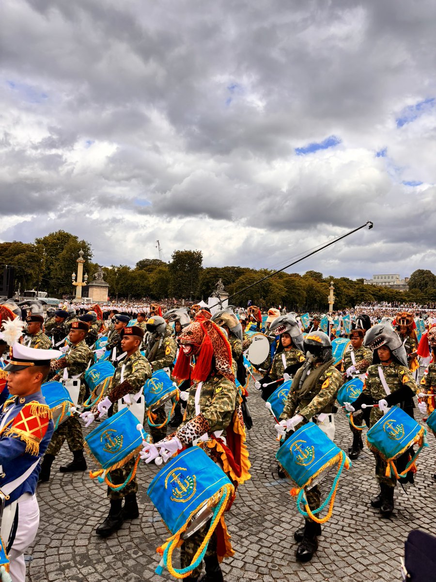 Hugo_Capelli's tweet photo. L’Indonesie, pays invité d’honneur de ce 14 juillet. 450 militaires ont ouvert le défilé, une prestation remarquée notamment celle des 189 musiciens du drumband - groupe de percussions - « Gabungan ». @BFMTV https://t.co/LISc23DpoQ