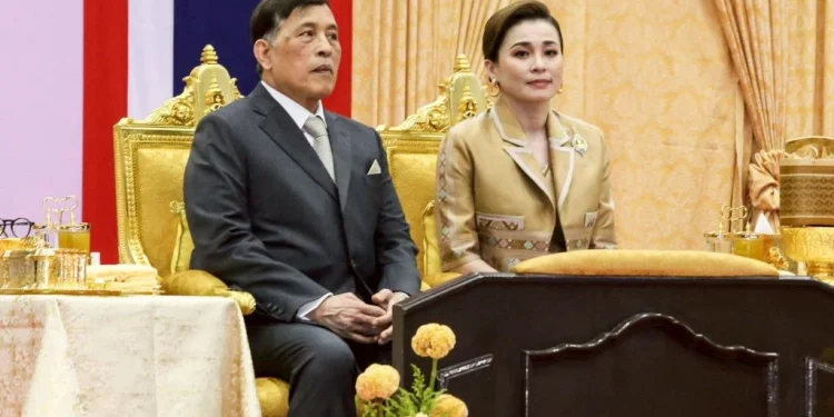 sumana3136's tweet image. Their Majesties the King and Queen of Thailand presided over the “Pathway to Awakening – Dhammanava Wang (People’s Edition)” ceremony in Chiang Mai. Over 500 people gathered in yellow, performing traditional Lanna dance in tribute. 🇹🇭✨
#Buddhism #Thailand #Royals