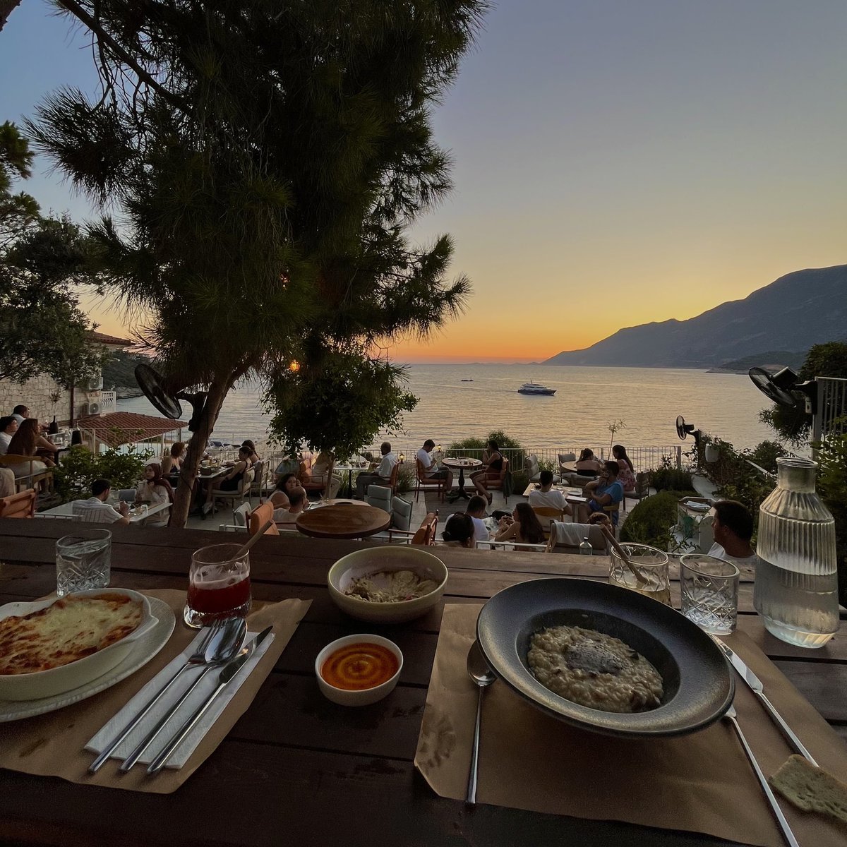Antalya Kaş'ta bir restoranın gün batımı manzarası.